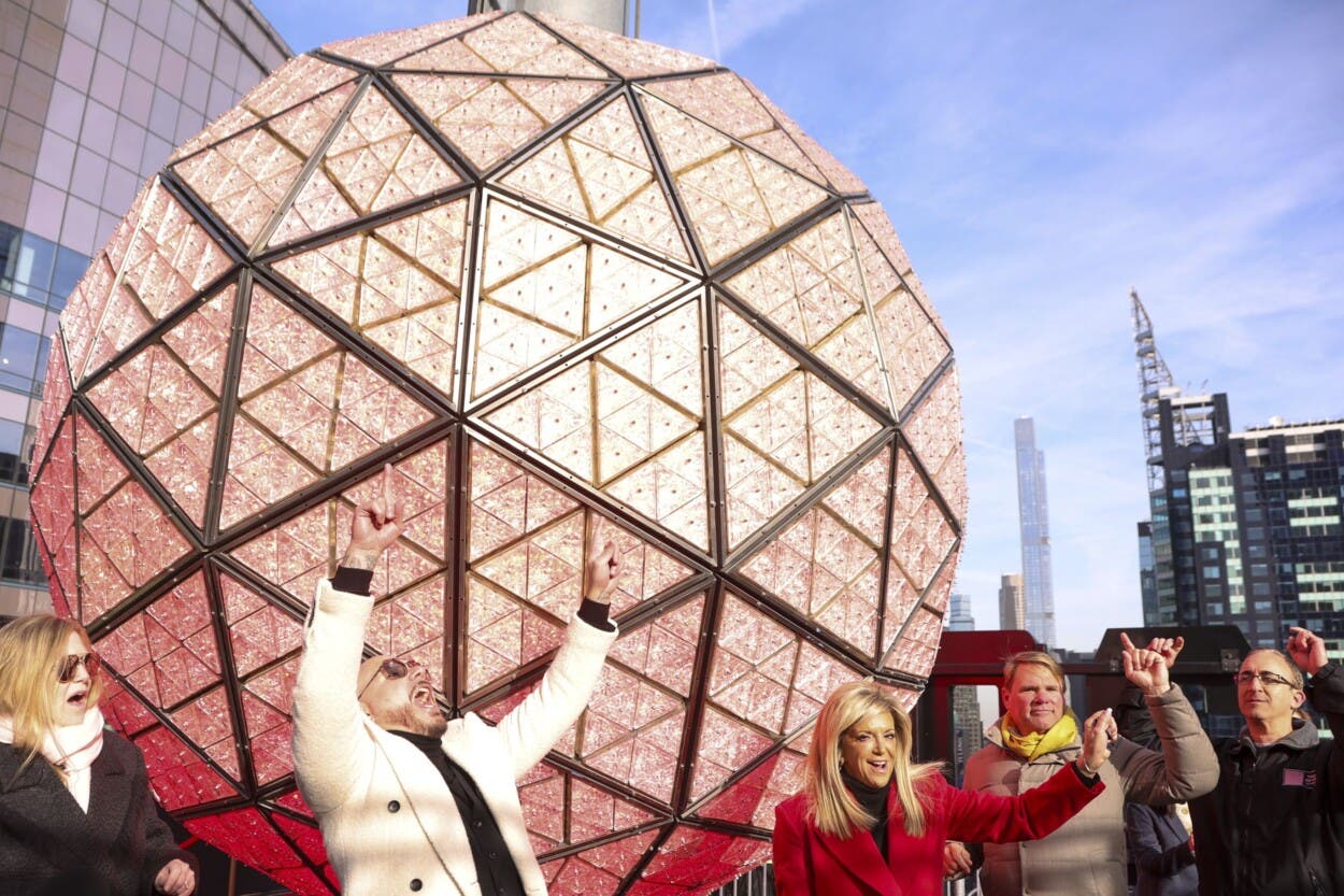Pitbull instala último cristal de la icónica bola que cada Fin de Año cae en Times Square