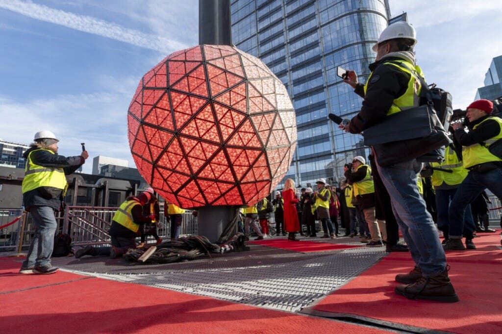 Pitbull expresó su emoción de estar en la famosa plaza neoyorquina junto al "monumento más emblemático y de inspiración motivacional de todo el mundo" y aprovechó el momento para recordar sus orígenes.