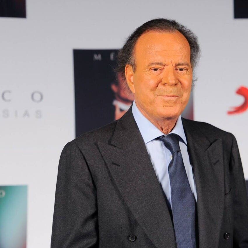 Los servicios de emergencia acudieron el martes al Teatro Príncipe de la capital española, donde Raphael estaba grabando un especial de Navidad del programa de TVE 'La Revuelta', y lo trasladaron al Hospital Clínico para tratarlo de un "aparente episodio cerebrovascular".