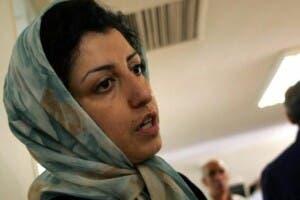 Irán pone en libertad temporalmente a la Nobel Mohammadi