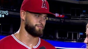 Boston firman por 2 temporadas a Patrick Sandoval 