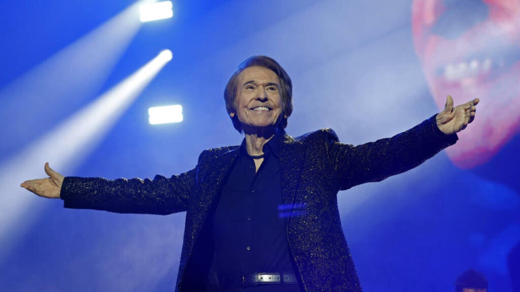 Los servicios de emergencia acudieron el martes al Teatro Príncipe de la capital española, donde Raphael estaba grabando un especial de Navidad del programa de TVE 'La Revuelta', y lo trasladaron al Hospital Clínico para tratarlo de un "aparente episodio cerebrovascular".