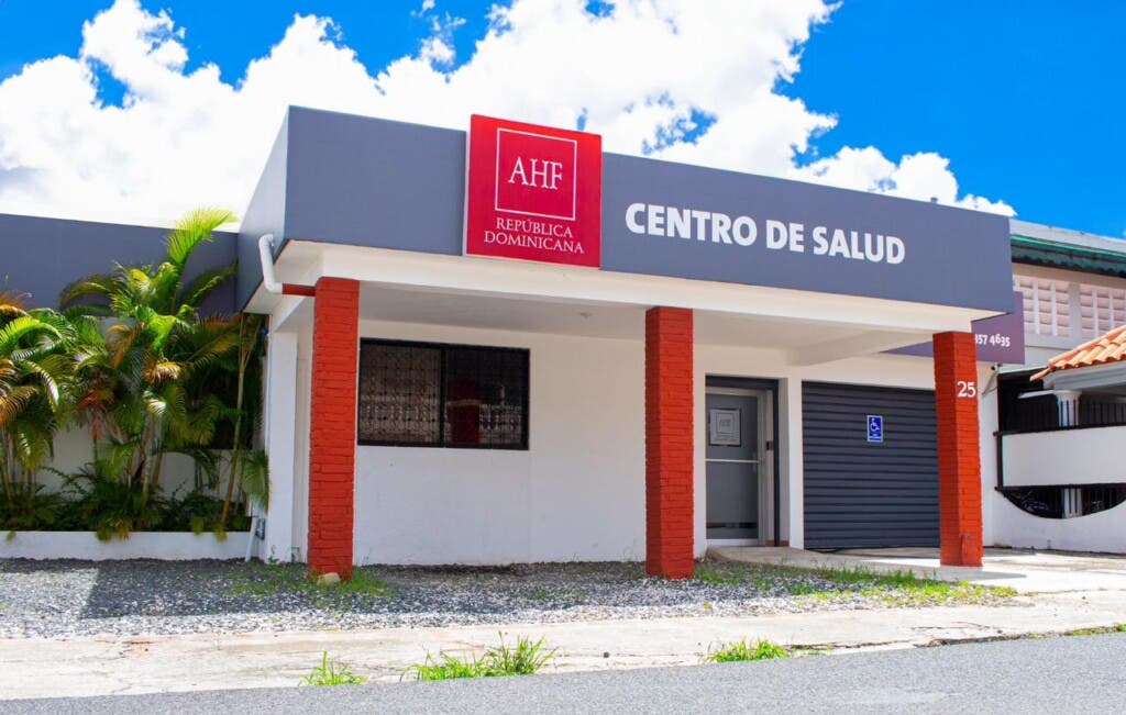 Alineado con dicha misión planteada por ONUSIDA y comprometida con la salud de la población, AHF brinda apoyo directo a más de 7,500 personas que viven con VIH en el país