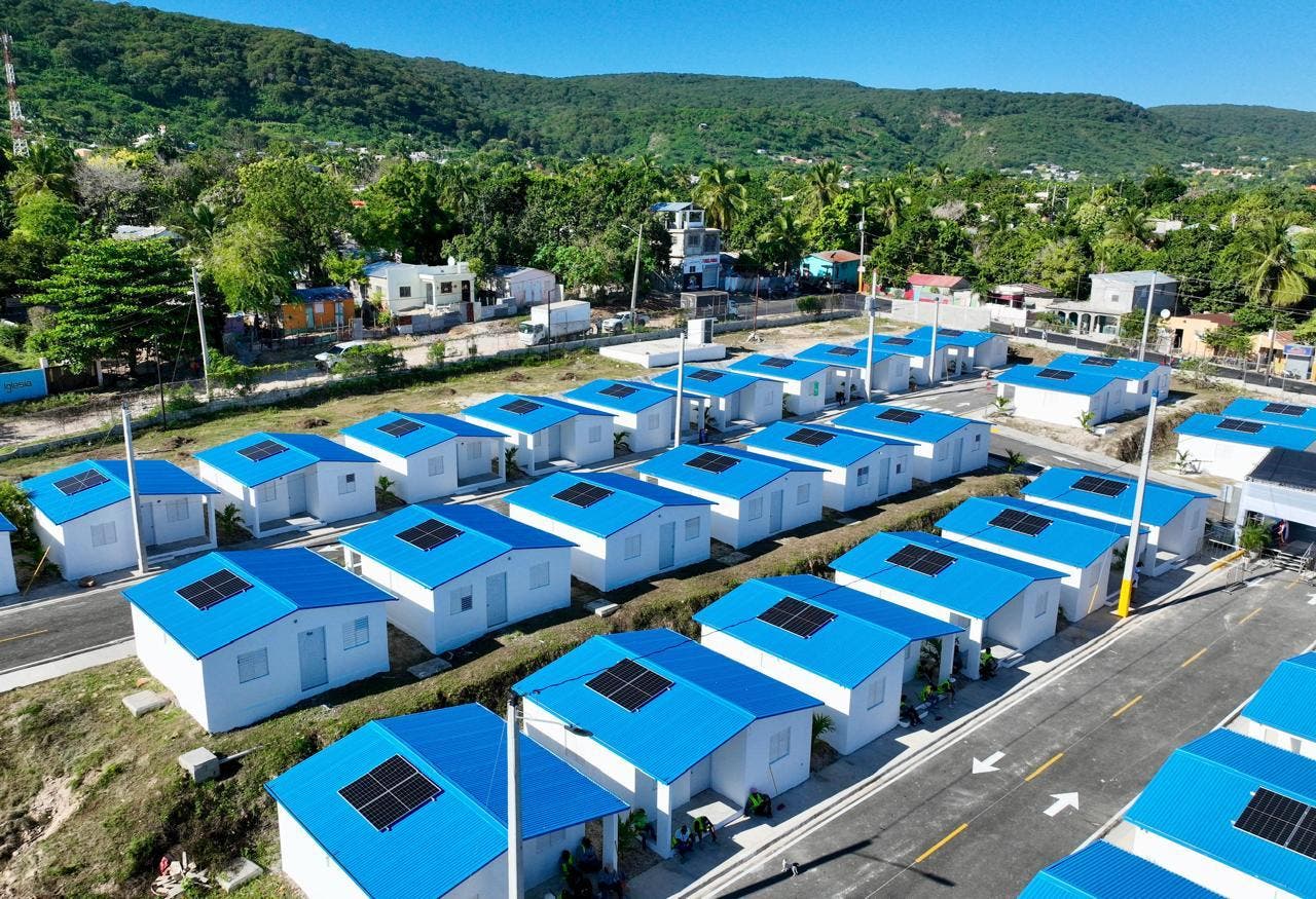 Gobierno entrega viviendas a 50 familias en Barahona