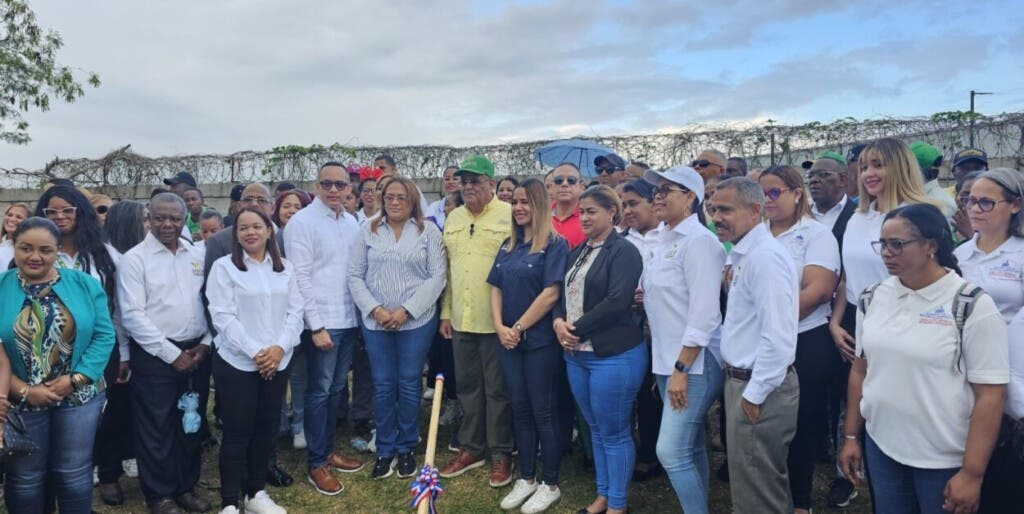 El proyecto incluye la colocación del parador fotográfico y la siembra de plantas ornamentales, buscando embellecer y dar identidad al distrito municipal de San Luis, siguiendo el modelo de intervenciones realizadas en localidades como Guerra, Boca Chica y Barahona.