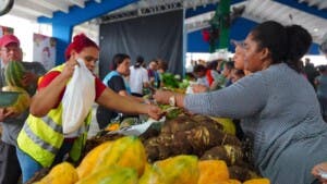 Más de 100 mil personas compraron productos para Nochebuena en feria navideña del Inespre
