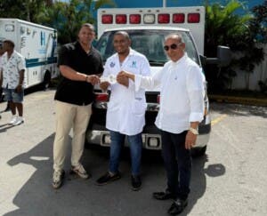Rafael Devers dona ambulancias a hospitales de RD