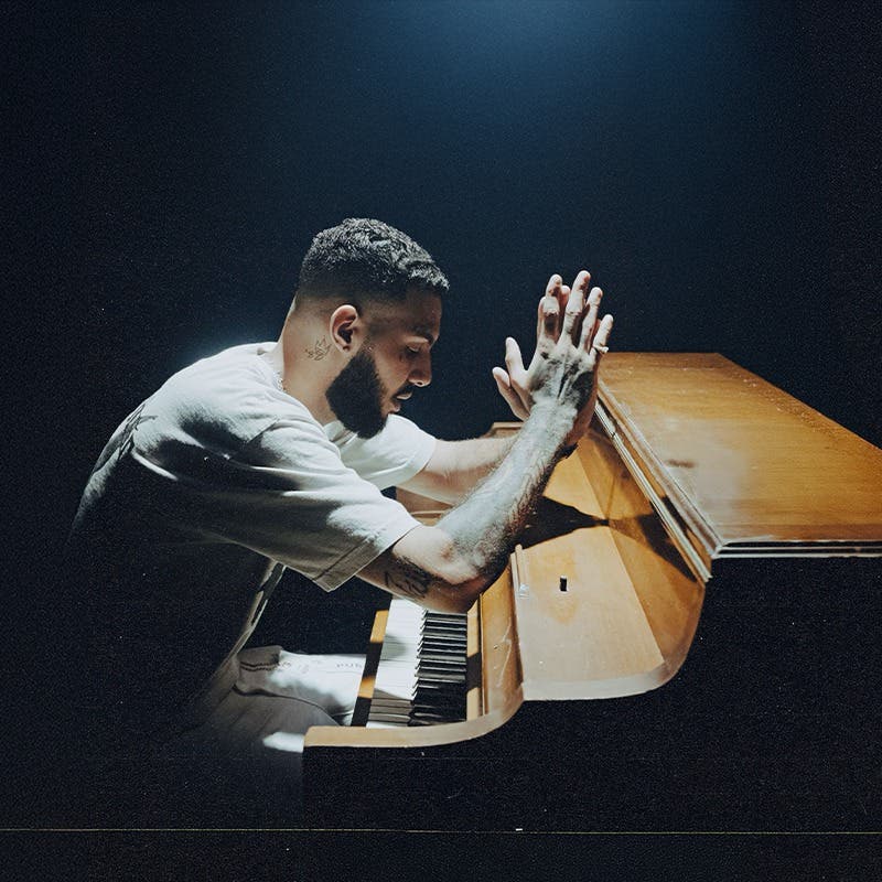 Young D presenta su sencillo «Círculo»