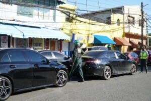 Digesett sanciona vehículos mal estacionados en Villa Juana