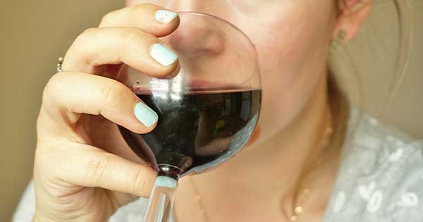 Consumo excesivo de alcohol también afecta la piel