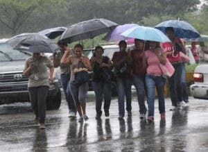 Lluvias disminuyen; persistirán fin de semana
