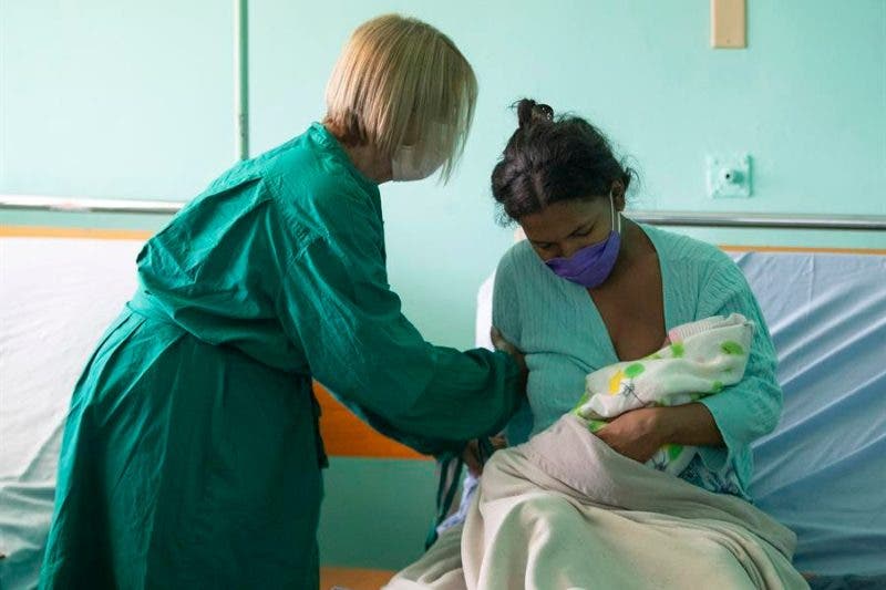 Salud Pública: disminuyen muertes maternas e infantiles en 2024