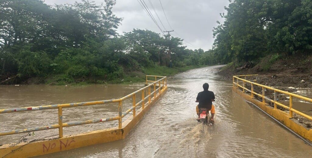 Las torrenciales lluvias han provocado las crecientes de varios de los afluentes de la zona afectando el tránsito por los puentes. /Foto Rafael Santos