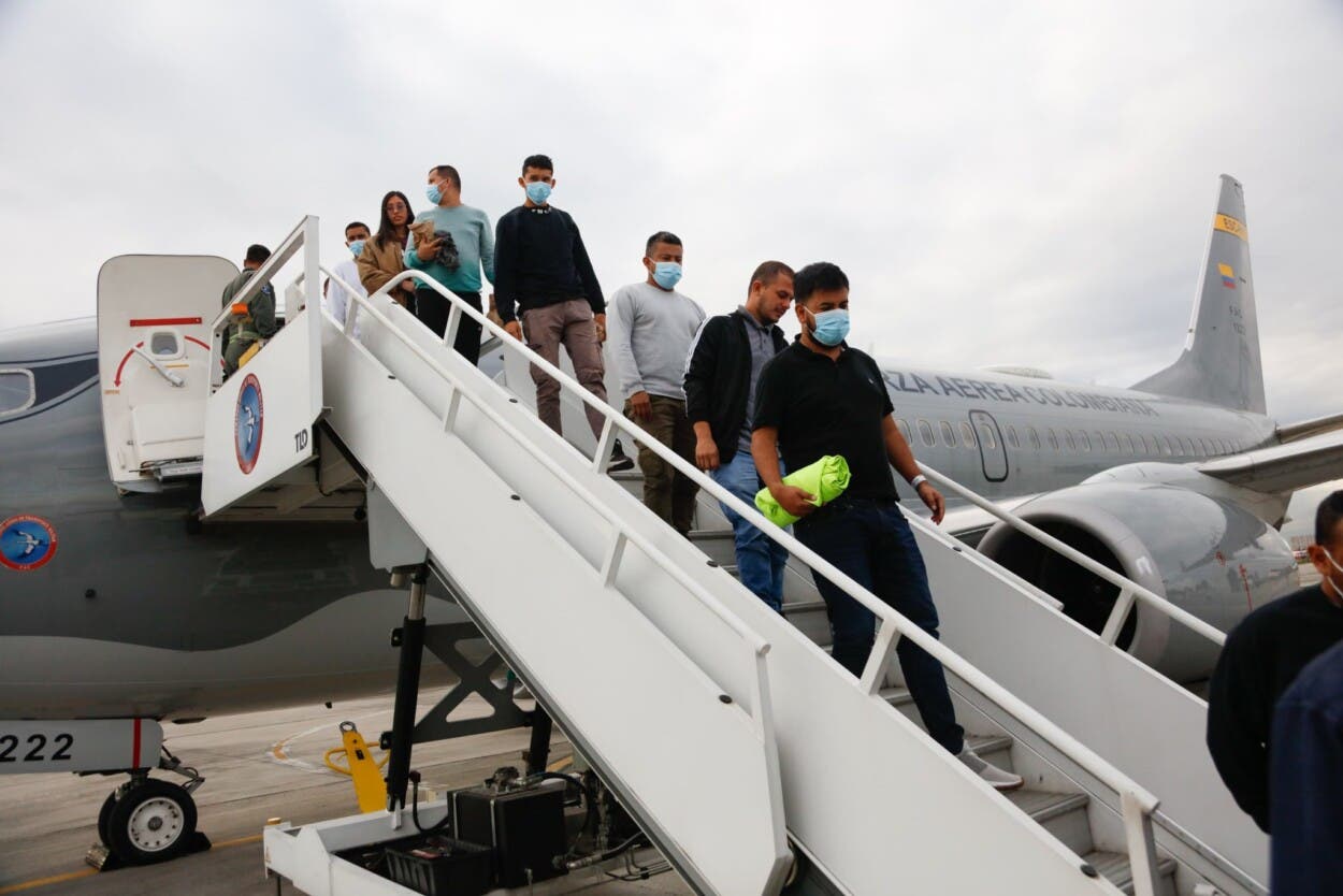 Primero de dos aviones con deportados llega a Bogotá desde EE.UU.