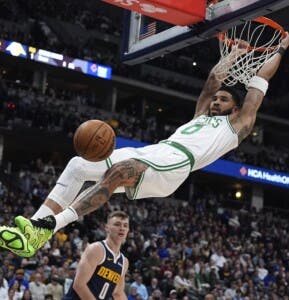 Tatum y Porzingis se aprovechan del diezmado Denver