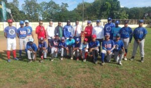 Luisito Mercedes reconoce a campeones de torneo navideño