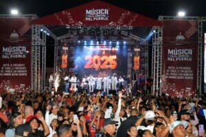 A ritmo de buena música despiden 2024 en el Monumento