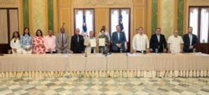 Gobierno aumentará 25% salario a médicos