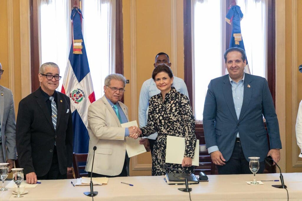 El aumento abarca a los médicos del Servicio Nacional de Salud (SNS), Ministerio de Salud Pública, Hospitales de Autogestión, 911 y el Consejo Nacional de la Persona Envejeciente (Conape), Auditores Médicos, que se encuentren desempeñando funciones asistenciales indistintamente a la cantidad de nombramientos como médico asistencial que ostente.