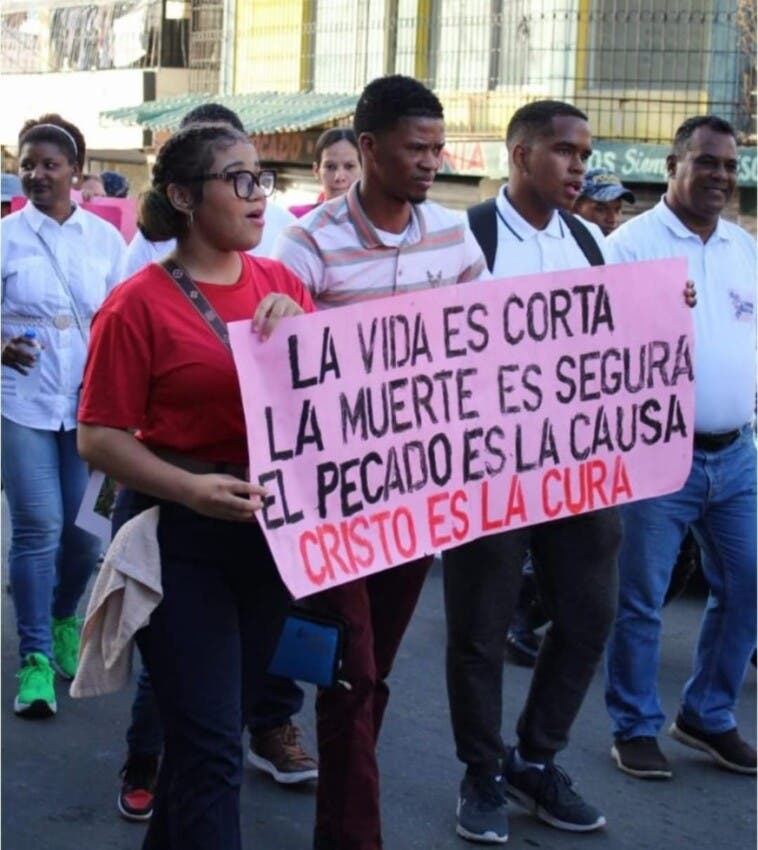 Jóvenes cristianos realizan marcha «Derrumbando Muros»