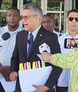 Carlos Peña  lleva PGR querella contra funcionarios