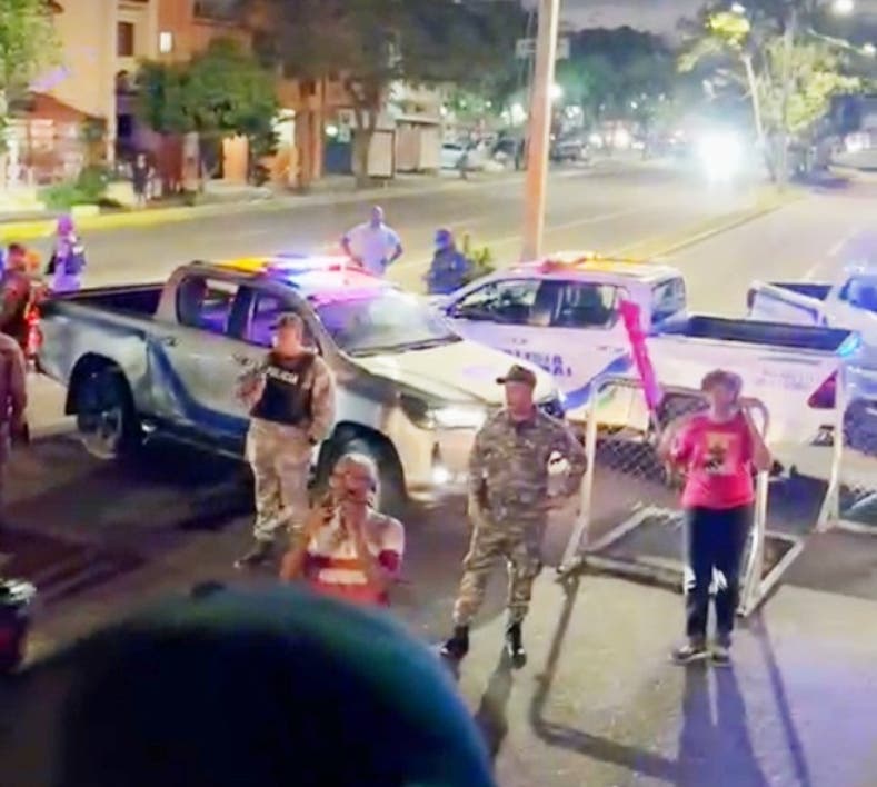 Agentes policiales impiden el paso del desfiles del Escogido por la avenida México