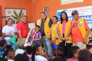 Diputado entrega juguetes a niños de Santo Domingo Norte