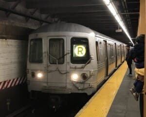 Roban tren R en Queens para un paseo