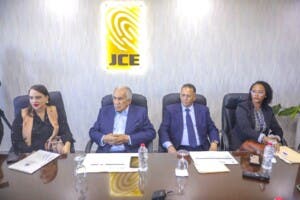 Aúnan esfuerzos para entrega nueva cédula a envejecientes