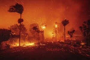 Incendios en Los Ángeles persisten ante vientos fuertes