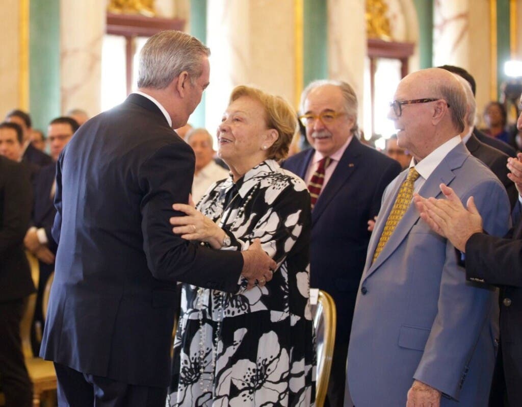 El presidente Luis Abinader saluda a la señora Mercedes López, esposa de Edmundo González Urrutia en el acto de apoyo a la democracia venezolana
