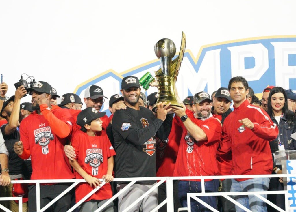 El dirigente del Escogido, Albert Pujols exhibe el trofeo luego que los Leones conquistaran la corona 17./Foto Manolito Jiménez