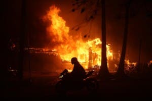 Biden recibe informe sobre incendios de Los Ángeles y declara la catástrofe grave