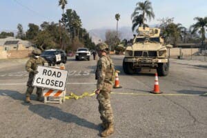 Los Ángeles intensifica seguridad tras incendios con toque de queda y patrullajes