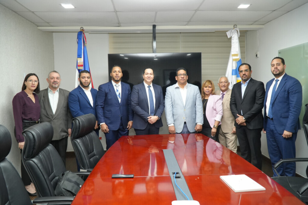 Jesús Andújar visita a director Compras y Contrataciones para realizar gestión transparente en el Ideice