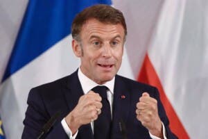 Macron respalda estudiar misión de paz en Haití