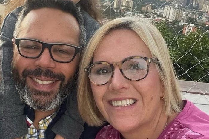"De forma categórica, afirmo que mi esposo es inocente de todo lo que se le pueda acusar. De lo único que es responsable Rafael es de ser un protector de nuestra familia, de su madre, de mis padres, de nuestros hijos", expresó Mariana González en un comunicado publicado en X.