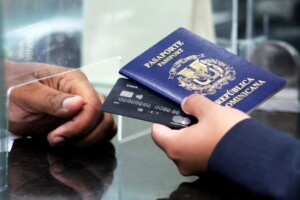 Corte eléctrico genera retrasos en procesos de pasaportes en República Dominicana