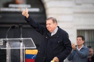 González Urrutia llega a Guatemala en su gira por América