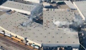 Al menos un muerto al estrellarse una avioneta contra un almacén en California