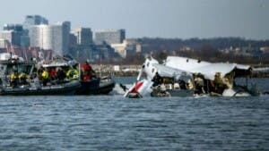 Accidente aéreo en Washington: Aún buscan 14 desaparecidos