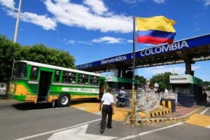 Venezuela cierra la frontera terrestre y suspende los vuelos con Colombia