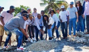Senador Julito Fulcar inicia construcción de vivienda para madre soltera afectada por incendio