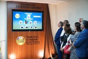 TSE celebra 13 años con homenaje a exjueces