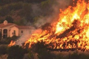 Incendios en Los Ángeles causarían pérdidas de $50,000 millones