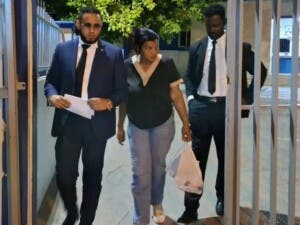 MP solicita juicio a 3 hombres por muerte de mejor tras la madre lanza restos en tribunal