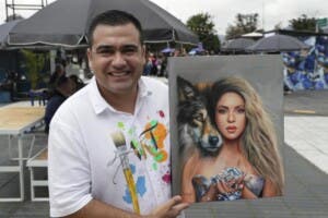 Seguidores de Shakira amanecen en fila para el concierto de «La Loba»
