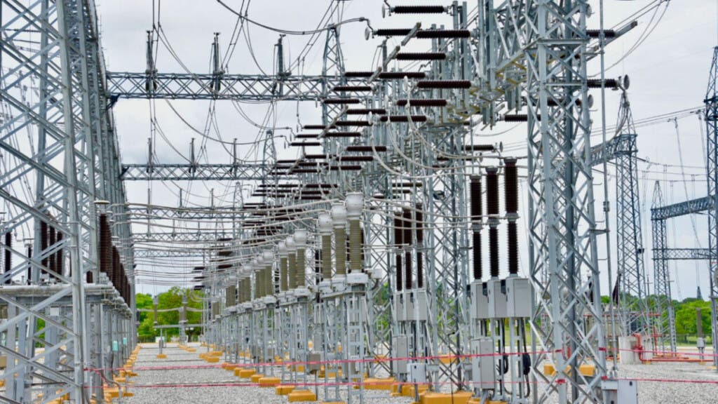 Suplidores eléctricos denuncian retraso en pagos de las EDE