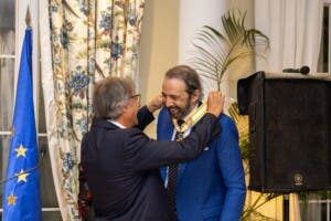 Juan Luis Guerra recibe prestigiosa condecoración de España en RD