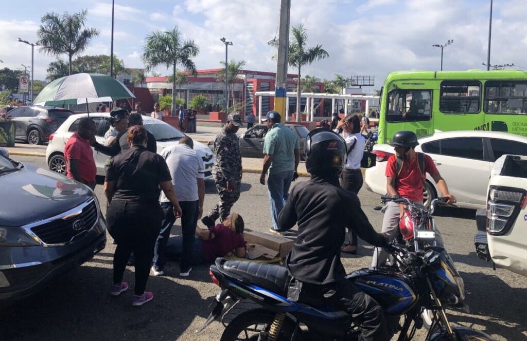 Una señora tirada en el pavimento tras ser chocada por yipeta en área carretera Mella que no tiene reductores de velocidad./Foto Jorge González